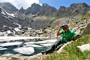 63 Lago del Vallone in disgelo con vista sui Corni di Sardegnana e mi godo lo spettacolo